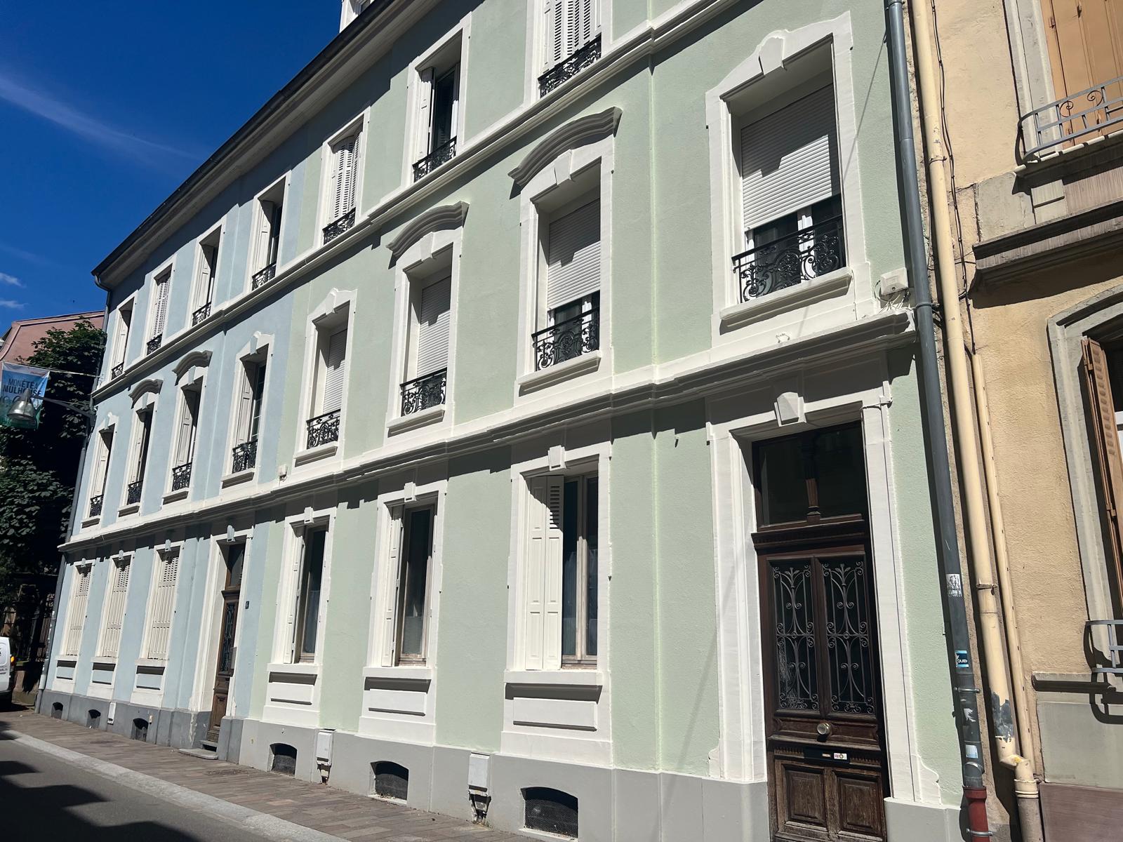 Avant et après: Ravalement de Façade à Mulhouse : Un Immeuble Authentique Peint en Vert Colmar